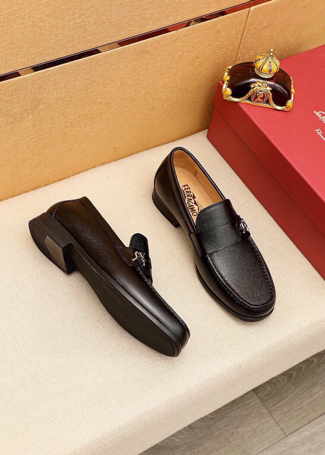 Men's shoes 💰480 💐 Product trademark: Ferragamo "Ferragamo" casual leather shoes Regular size: 38-44 (45🉑️customized) Product materials: Selected imported first-layer cross-grain cowhide leather upper + luxury hardware buckle, imported water-dyed cowhide leather lining. Strong three-dimensional visual effect, original outsole color: 4⃣️seed leather materials available